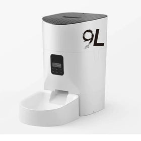 White automated pet feeder with black ’9l’ branding and a digital control panel.